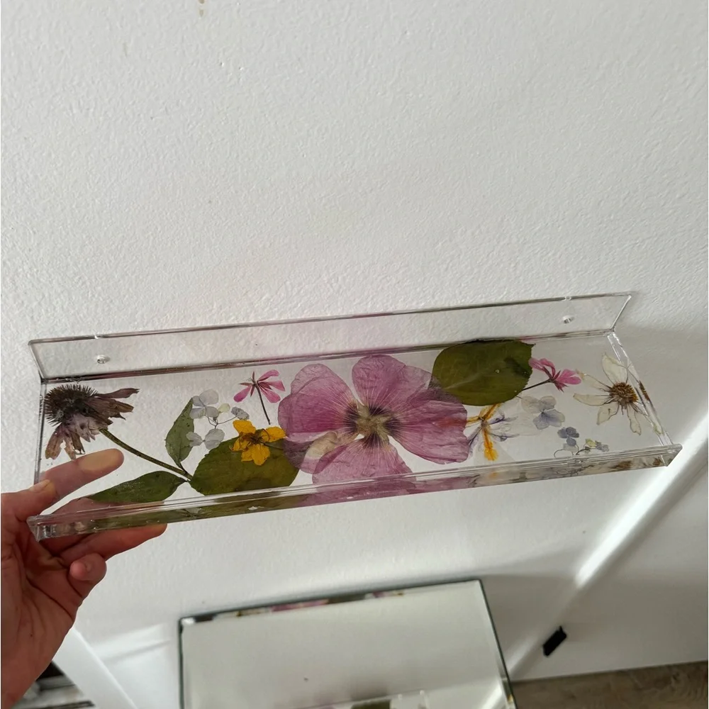 Acrylic floating shelf with real hand picked and pressed flower design - Picture 4 of 6